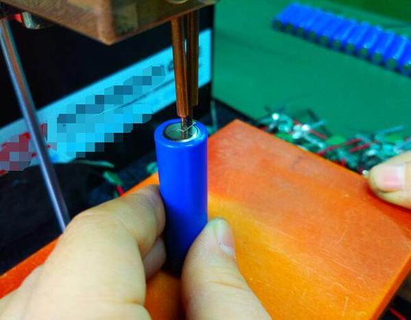 将锂电池芯负极面对准点焊机焊针，同方法点焊电池负极端